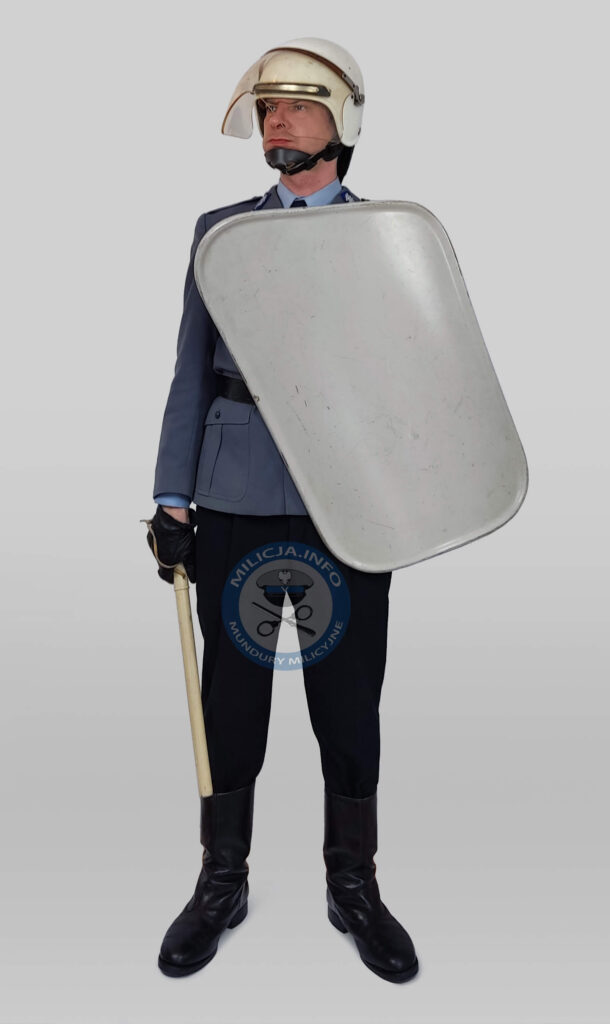Funkcjonariusz Batalionu Szybkiej Interwencji ZOMO Warszawa – hełm i tarcza z NRD – polowa lat 80.