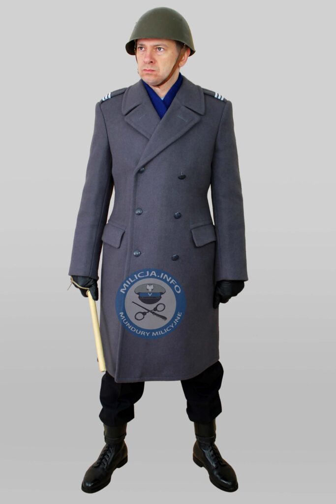 Starszy kapral MO – Grudzień 1970 – hełm stalowy wz. 50, pałka patrolowa.