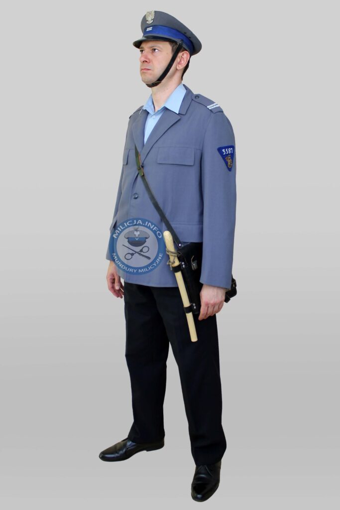 Milicjant – 1969–1974 – czapka z orłem metalowym, bluza letnia 3-guzikowa.