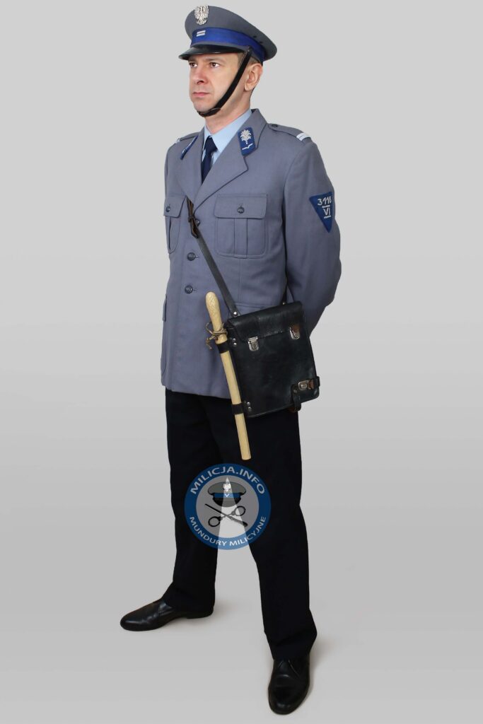 Milicjant – 1969–1974 – czapka z orłem metalowym, kurtka gabardynowa trzyguzikowa.