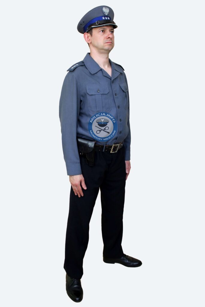 Porucznik MO w mundurze służbowym letnim z pasem głównym i bronią krótką – 1975–1990.