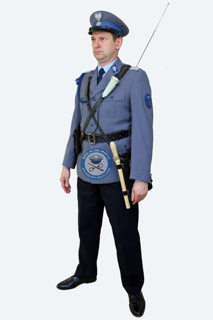 Milicjant w stopniu plutonowego w kurtce gabardynowej z pełnym wyposażeniem – 1975–1990.