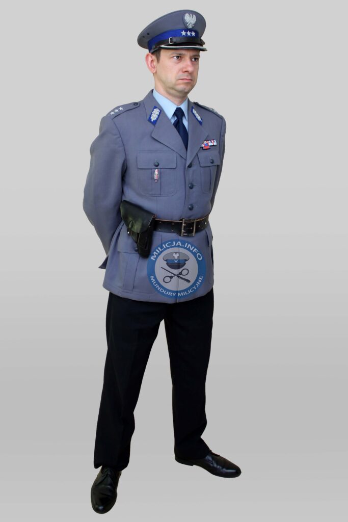 Porucznik MO w mundurze służbowym z baretkami i odznaką Wyższej Szkoły Oficerskiej – 1975–1990.