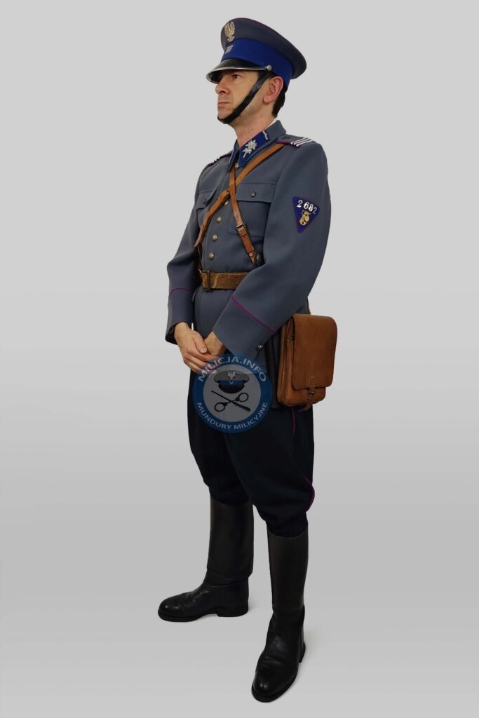 Funkcjonariusz MO w mundurze służbowym – koniec lat 50.