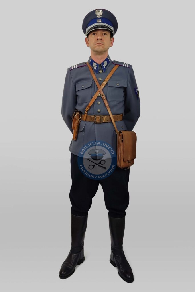 Milicjant w mundurze służbowym wz. 55 – lata 1955 i 1956.