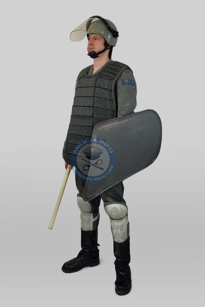 ZOMO – 1986–1989 – hełm wz. 83, żółw, nagolenniki, tarcza szara polska, pałka.