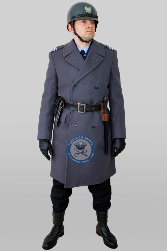 Funkcjonariusz ZOMO – Marzec 1968 r. – pałka, hełm, pistolet TT.