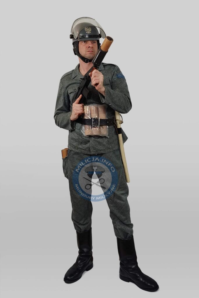 Funkcjonariusz ZOMO w mundurze ćwiczebnym z granatnikiem RWGŁ-3 – lata ok. 1977–1987.