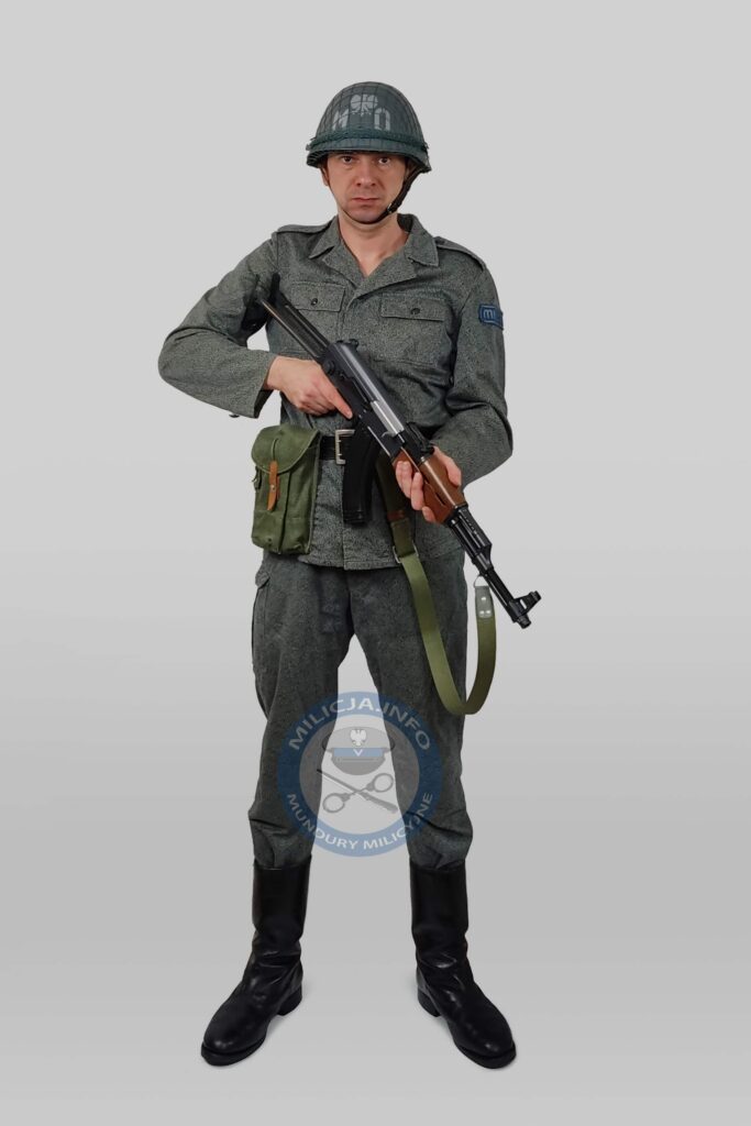 Szeregowy ZOMO – broń ostra, hełm stalowy, ładownica – ok. 1973–1989 (obławy, poszukiwania – tzw. „pościgówka”).