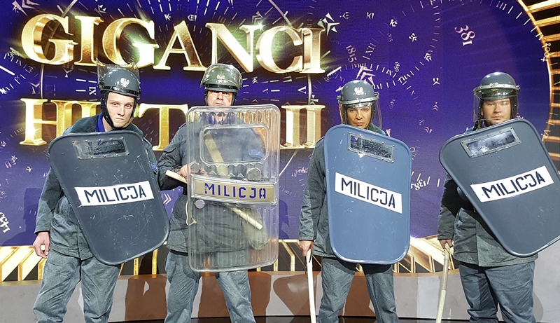 Grupa rekonstrukcyjna ZOMO podczas występu w programie telewizyjnym.