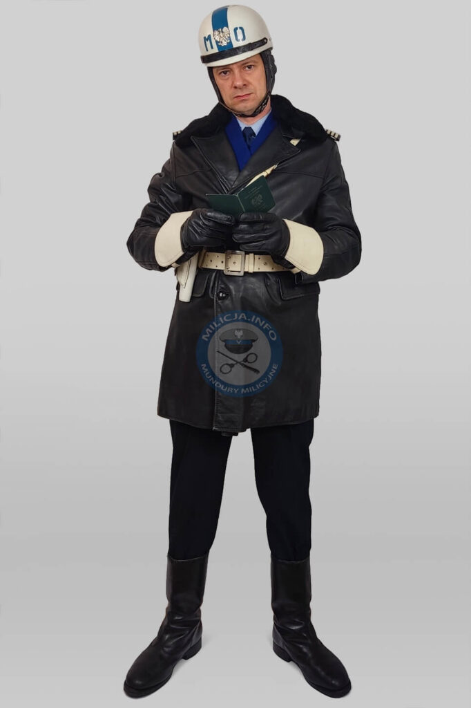 Milicjant drogÃ³wki z dowodem osobistym â€“ ok. 1968â€“1990.