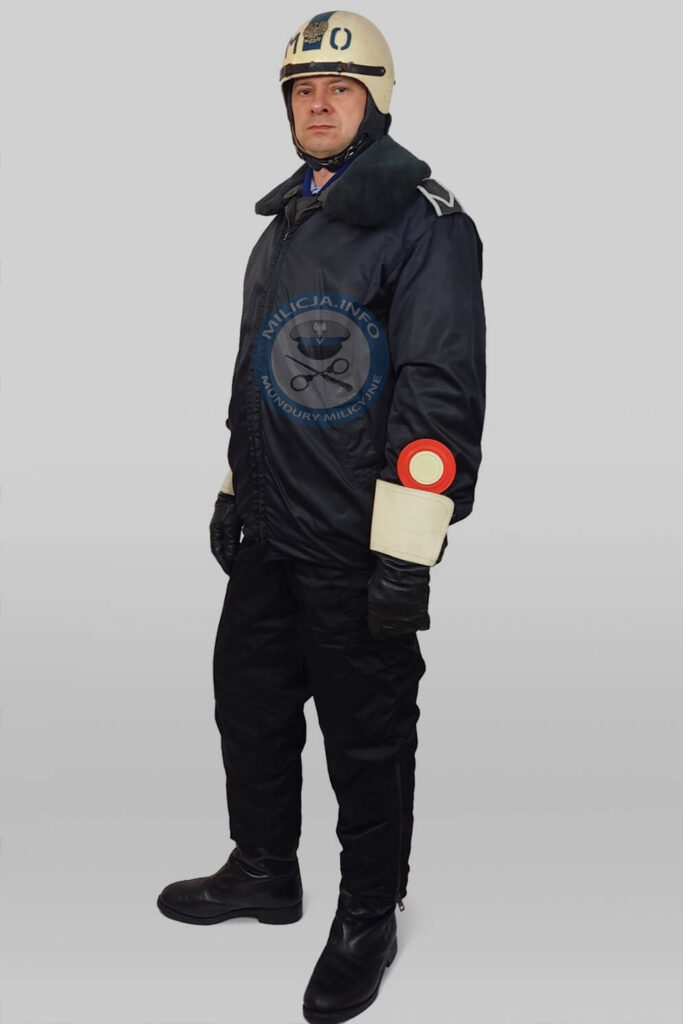 Milicjant drogÃ³wki w kasku ochronnym biaÅ‚ym i kombinezonie ortalionowym â€“ ok. 1978â€“1990.