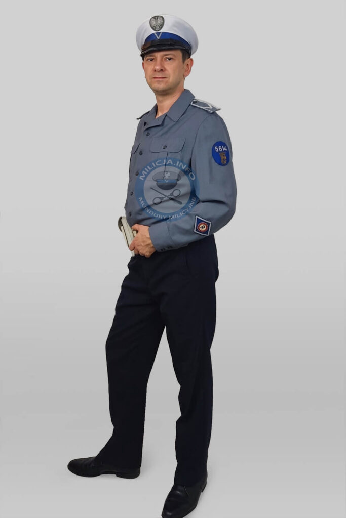 Milicyjna drogówka – sierżant w bluzie letniej, białe oporządzenie – ok. 1975–1990.