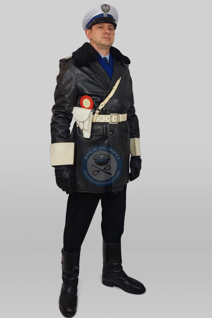 Milicjant drogówki w płaszczu skórzanym + rękawice zimowe i czapka garnizonowa – ok. 1975–1990.