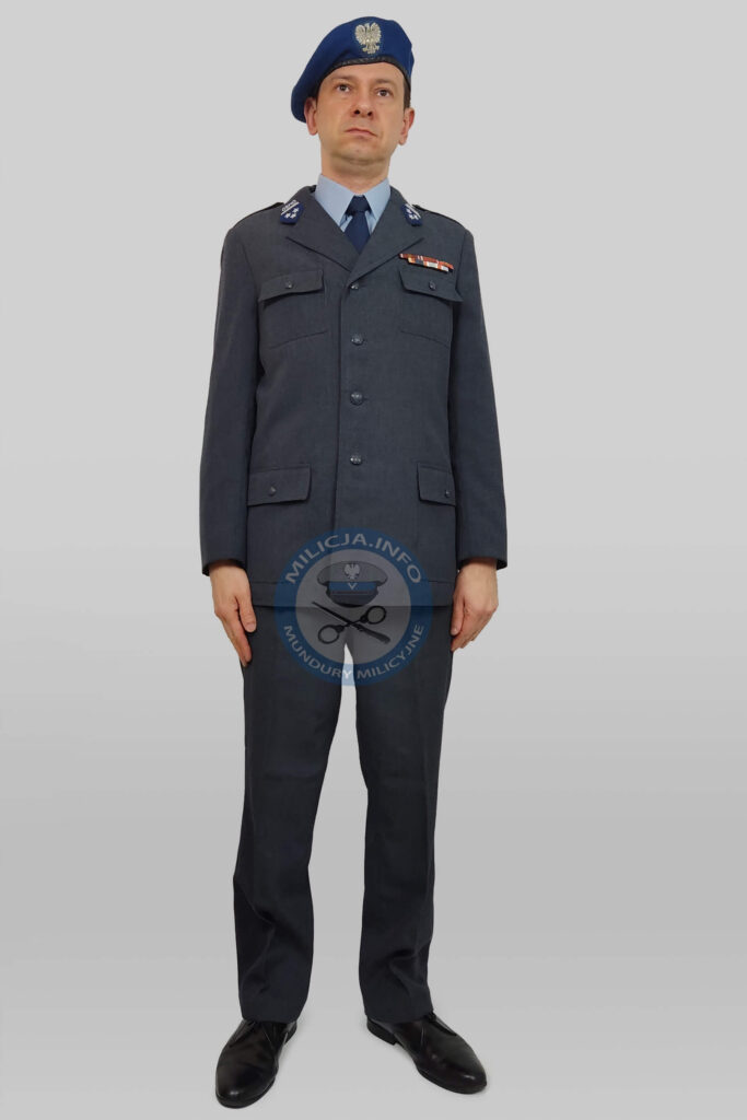 Członek ORMO w berecie z orłem okrągłym i mundurze służbowym.