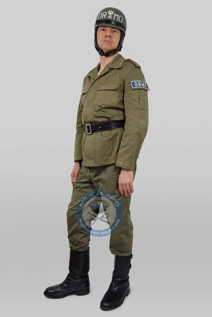 ORMOwiec w hełmie i mundurze polowym.