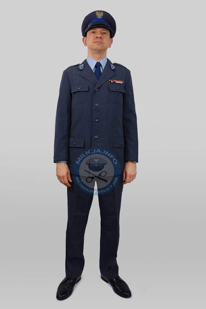 Członek ORMO w czapce garnizonowej i mundurze służbowym.