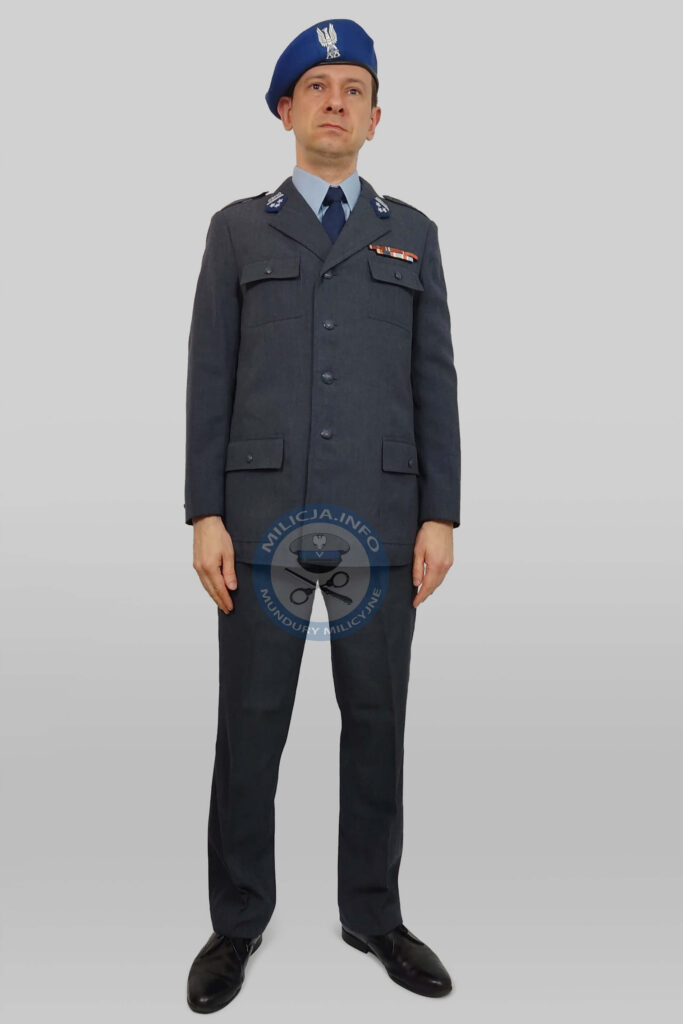 Członek ORMO w berecie i mundurze służbowym.