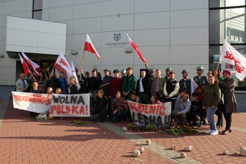 Rekonstrukcja historyczna Stanu Wojennego zorganizowana dla ośrodka kultury.