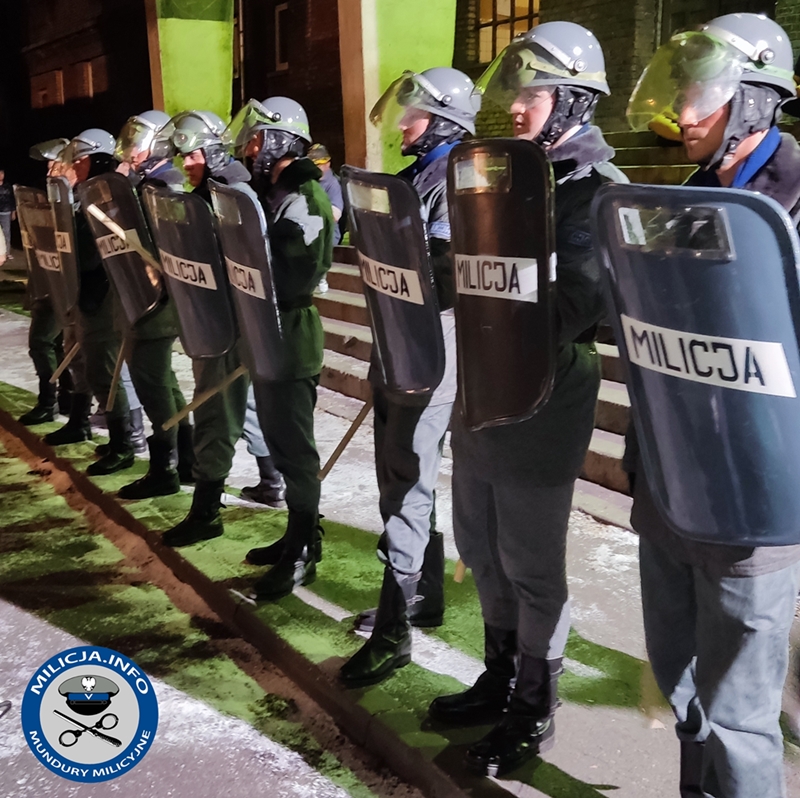 Rekonstruktorzy ZOMO na planie filmowym podczas realizacji sceny.