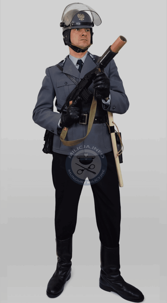 Funkcjonariusz ZOMO z granatnikiem RWGŁ-3, 31 sierpnia 1982, Warszawa.