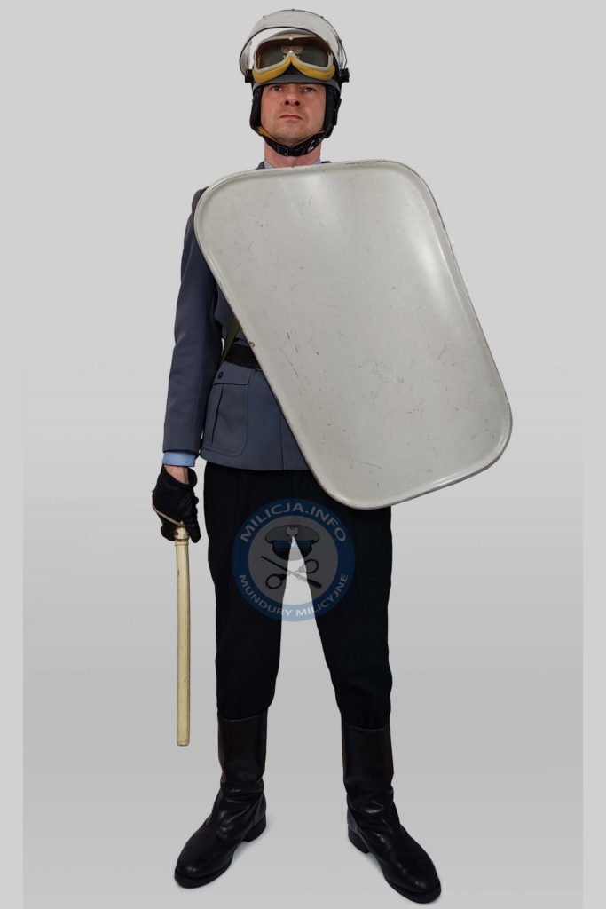 ZOMO – demonstracja 1 maja 1983, Warszawa – tarcza jasnoszara produkcji NRD.