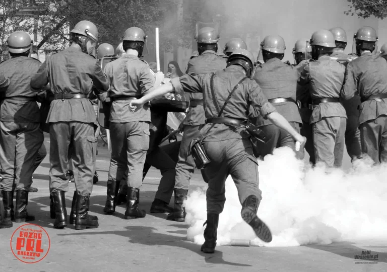 Inscenizacja historyczna Milicji Obywatelskiej z okresu Stanu Wojennego.